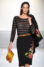 エスカーダ 2015年春夏コレクション - 菜々緒が美しいタフタのドレスを身に纏い登場！｜写真2