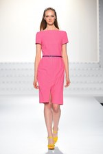 エスカーダ 2015年春夏コレクション - 菜々緒が美しいタフタのドレスを身に纏い登場！｜写真4