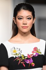 エスカーダ 2015年春夏コレクション - 菜々緒が美しいタフタのドレスを身に纏い登場！｜写真7