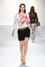 エスカーダ 2015年春夏コレクション - 菜々緒が美しいタフタのドレスを身に纏い登場！｜写真8