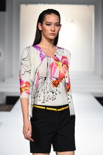 エスカーダ 2015年春夏コレクション - 菜々緒が美しいタフタのドレスを身に纏い登場！｜写真9