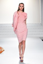 エスカーダ 2015年春夏コレクション - 菜々緒が美しいタフタのドレスを身に纏い登場！｜写真10