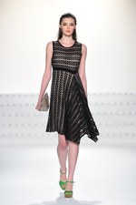 エスカーダ 2015年春夏コレクション - 菜々緒が美しいタフタのドレスを身に纏い登場！｜写真11