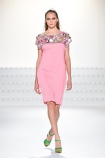 エスカーダ 2015年春夏コレクション - 菜々緒が美しいタフタのドレスを身に纏い登場！｜写真13