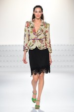 エスカーダ 2015年春夏コレクション - 菜々緒が美しいタフタのドレスを身に纏い登場！｜写真15