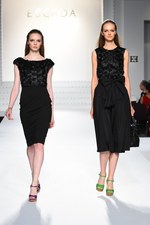 エスカーダ 2015年春夏コレクション - 菜々緒が美しいタフタのドレスを身に纏い登場！｜写真17