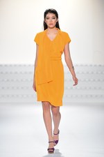 エスカーダ 2015年春夏コレクション - 菜々緒が美しいタフタのドレスを身に纏い登場！｜写真18