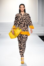 エスカーダ 2015年春夏コレクション - 菜々緒が美しいタフタのドレスを身に纏い登場！｜写真19