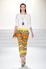 エスカーダ 2015年春夏コレクション - 菜々緒が美しいタフタのドレスを身に纏い登場！｜写真22