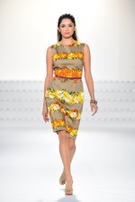 エスカーダ 2015年春夏コレクション - 菜々緒が美しいタフタのドレスを身に纏い登場！｜写真23