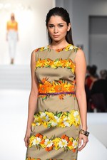 エスカーダ 2015年春夏コレクション - 菜々緒が美しいタフタのドレスを身に纏い登場！｜写真24