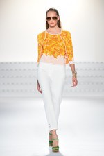 エスカーダ 2015年春夏コレクション - 菜々緒が美しいタフタのドレスを身に纏い登場！｜写真25