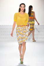 エスカーダ 2015年春夏コレクション - 菜々緒が美しいタフタのドレスを身に纏い登場！｜写真27