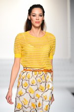 エスカーダ 2015年春夏コレクション - 菜々緒が美しいタフタのドレスを身に纏い登場！｜写真28