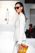 エスカーダ 2015年春夏コレクション - 菜々緒が美しいタフタのドレスを身に纏い登場！｜写真30