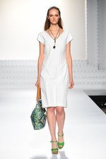 エスカーダ 2015年春夏コレクション - 菜々緒が美しいタフタのドレスを身に纏い登場！｜写真31