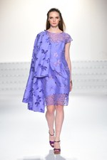 エスカーダ 2015年春夏コレクション - 菜々緒が美しいタフタのドレスを身に纏い登場！｜写真33