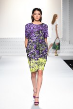 エスカーダ 2015年春夏コレクション - 菜々緒が美しいタフタのドレスを身に纏い登場！｜写真35