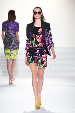 エスカーダ 2015年春夏コレクション - 菜々緒が美しいタフタのドレスを身に纏い登場！｜写真37