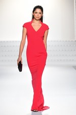 エスカーダ 2015年春夏コレクション - 菜々緒が美しいタフタのドレスを身に纏い登場！｜写真39