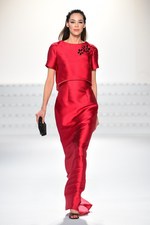 エスカーダ 2015年春夏コレクション - 菜々緒が美しいタフタのドレスを身に纏い登場！｜写真41