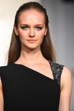 エスカーダ 2015年春夏コレクション - 菜々緒が美しいタフタのドレスを身に纏い登場！｜写真44