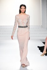 エスカーダ 2015年春夏コレクション - 菜々緒が美しいタフタのドレスを身に纏い登場！｜写真45