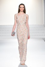 エスカーダ 2015年春夏コレクション - 菜々緒が美しいタフタのドレスを身に纏い登場！｜写真46