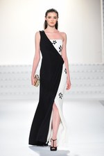 エスカーダ 2015年春夏コレクション - 菜々緒が美しいタフタのドレスを身に纏い登場！｜写真52