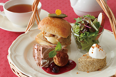 アフタヌーンティー・ティールームにサンドイッチ、ケーキ、サラダがついてくる期間限定プレート登場