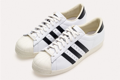 ジン、他の方は購入しないでくださいadidasSuperstarフランス製 激レア！adidas・スーパースター 黒×白 おフランス製1980年代