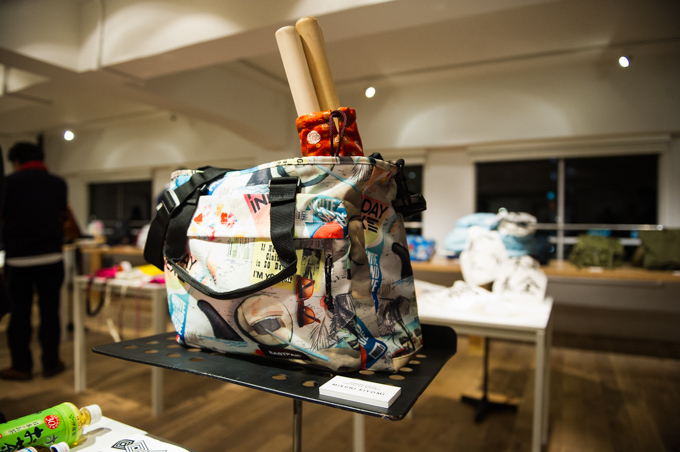 イーストパックに何を詰める? - アーティストが詰めた中身を2015年春夏新作バッグと展示｜写真9
