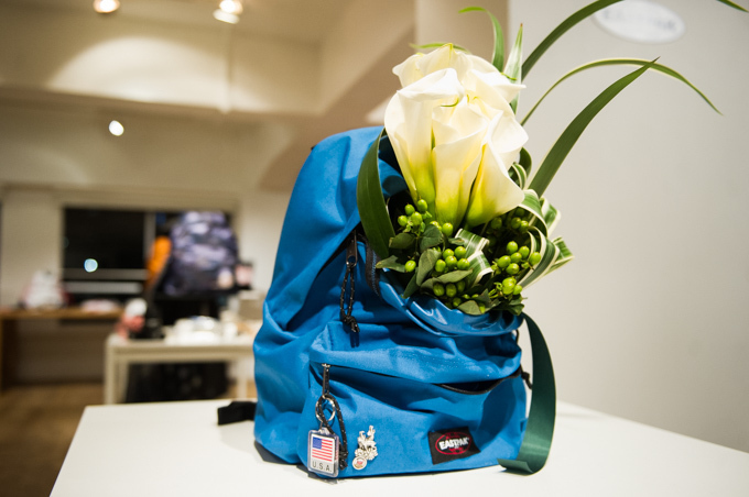 イーストパックに何を詰める? - アーティストが詰めた中身を2015年春夏新作バッグと展示 | 写真