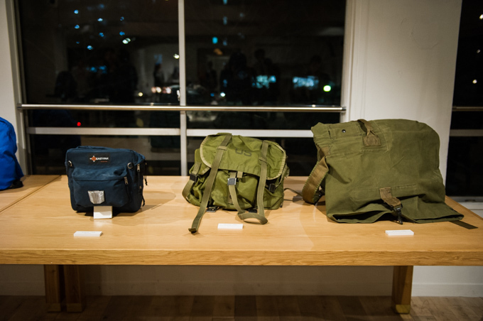 イーストパックに何を詰める? - アーティストが詰めた中身を2015年春夏新作バッグと展示｜写真28