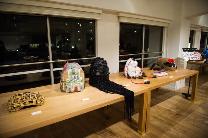 イーストパックに何を詰める? - アーティストが詰めた中身を2015年春夏新作バッグと展示｜写真35