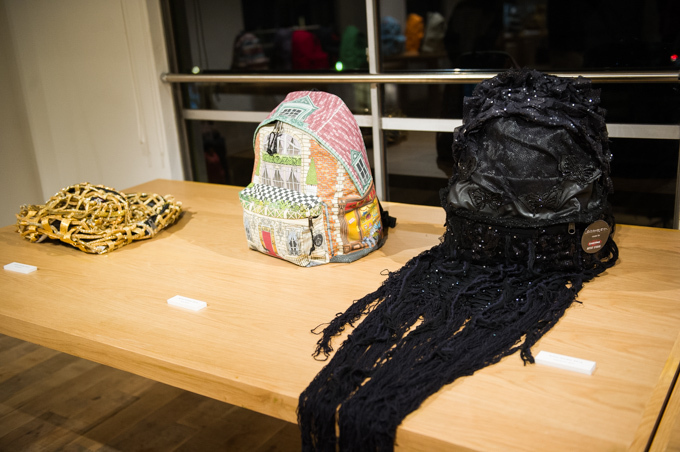 イーストパックに何を詰める? - アーティストが詰めた中身を2015年春夏新作バッグと展示｜写真36