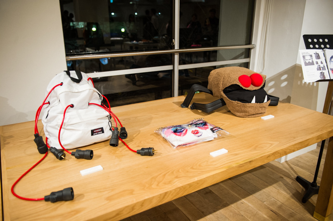 イーストパックに何を詰める? - アーティストが詰めた中身を2015年春夏新作バッグと展示｜写真40