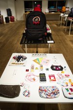 イーストパックに何を詰める? - アーティストが詰めた中身を2015年春夏新作バッグと展示｜写真23