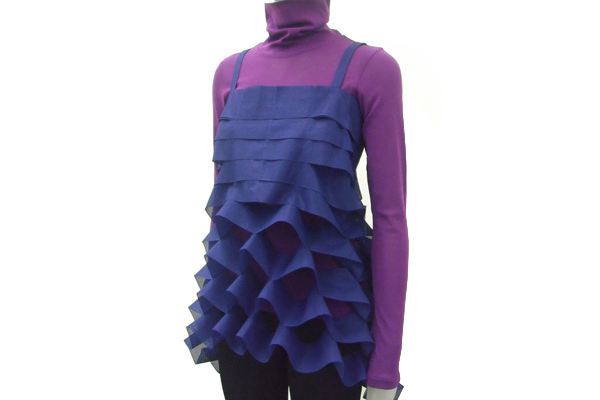 me ISSEY MIYAKEのユニークなドレス「RIBBON DRESS」