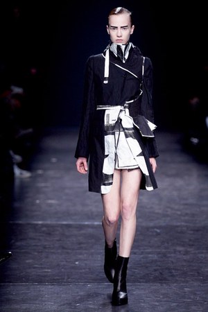 シックに解釈されたフェンシング アン ドゥムルメステール　2011年春夏コレクション｜写真1