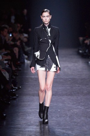 シックに解釈されたフェンシング アン ドゥムルメステール　2011年春夏コレクション｜写真3