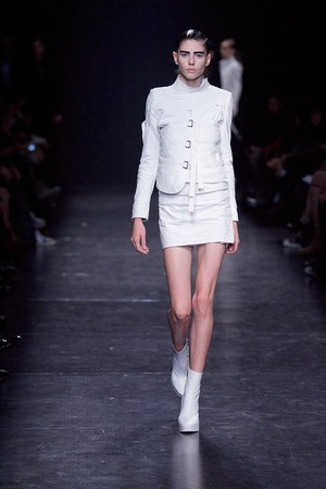 シックに解釈されたフェンシング アン ドゥムルメステール　2011年春夏コレクション｜写真6