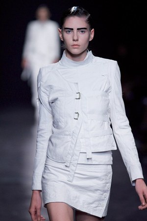 シックに解釈されたフェンシング アン ドゥムルメステール　2011年春夏コレクション｜写真7