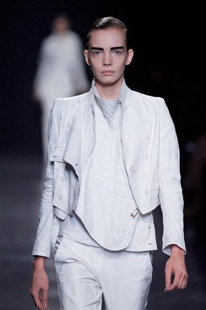 シックに解釈されたフェンシング アン ドゥムルメステール　2011年春夏コレクション｜写真9