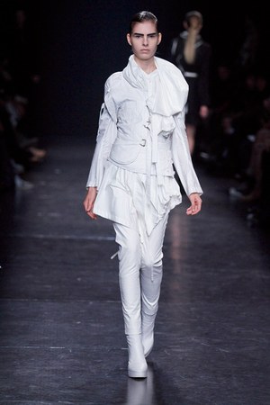 シックに解釈されたフェンシング アン ドゥムルメステール　2011年春夏コレクション｜写真10