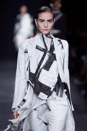 シックに解釈されたフェンシング アン ドゥムルメステール　2011年春夏コレクション｜写真13