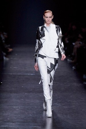 シックに解釈されたフェンシング アン ドゥムルメステール　2011年春夏コレクション｜写真14