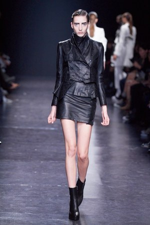 シックに解釈されたフェンシング アン ドゥムルメステール　2011年春夏コレクション｜写真16
