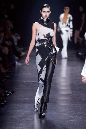 シックに解釈されたフェンシング アン ドゥムルメステール　2011年春夏コレクション｜写真18