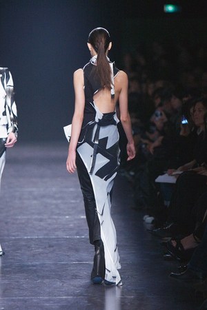 シックに解釈されたフェンシング アン ドゥムルメステール　2011年春夏コレクション｜写真19